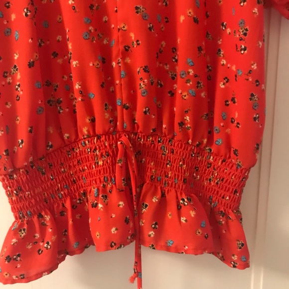 Double V blouse with gathered waist. - Picture 5 of 5